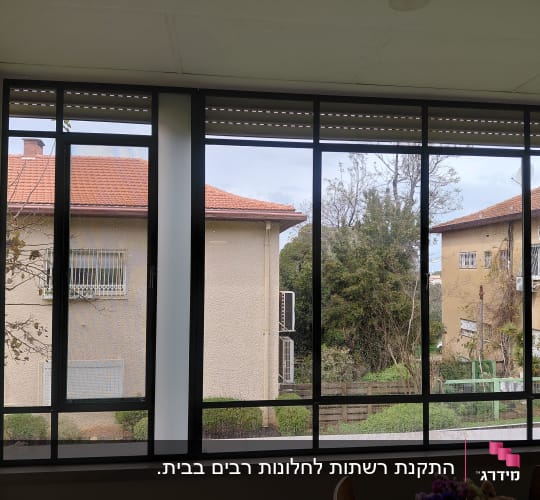 חלונות ויטרינה מאלומיניום בפרופיל בלגי כהה עם תריסים מובנים